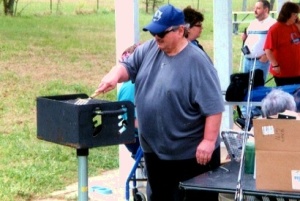 BBT PICNIC 2009 Pastor David Works the Grill040409